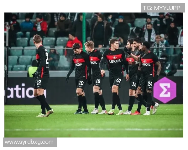 带正字的足球明星们如何在赛场上展现他们的魅力与风采